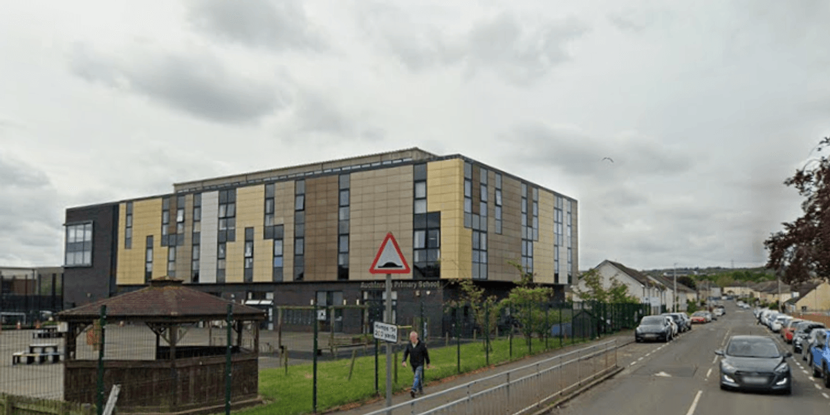 Glasgow bomb crews swarm health centre and two nearby schools as dozens evacuated from homes Glasgow bomb crews swarm health centre and two nearby schools as dozens evacuated from homes