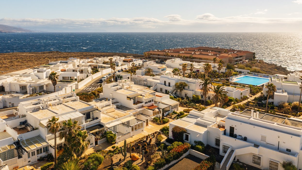 Thousands of British tourists rocked by earthquake after volcano alert issued in holiday hotspots