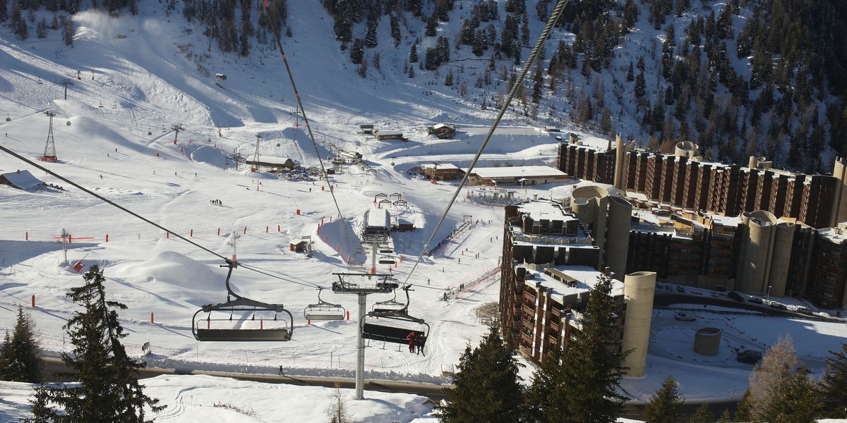 NextImg:Travel warning: Tourists travelling to France alerted as holidaymakers evacuate resort following fire
