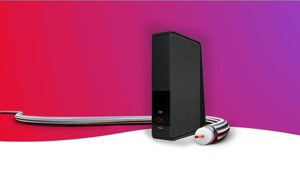 Roteador Virgin Media Wi-Fi na foto com um cabo pendurado em um fundo colorido  