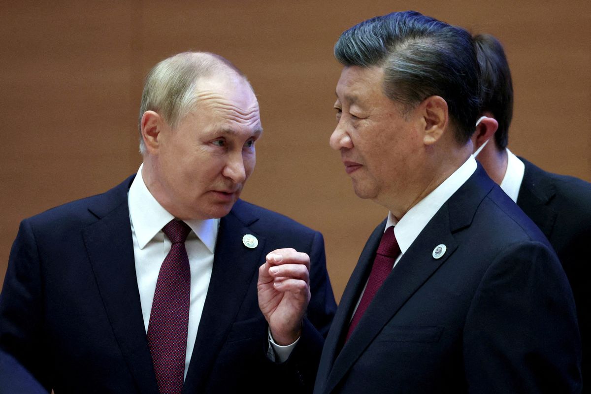 Vladimir Putin and Xi Jinping in conversation