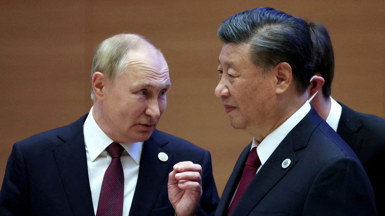 Vladimir Putin and Xi Jinping in conversation