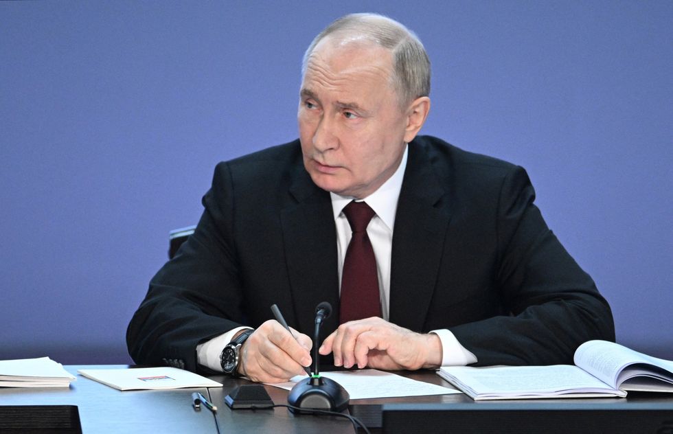 Vladimir Putin writing notes
