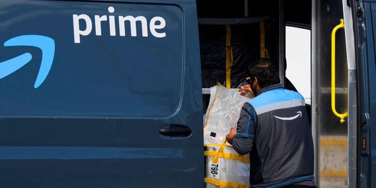 NextImg:Amazon delivery driver 'desperate' for toilet smashed head on into car