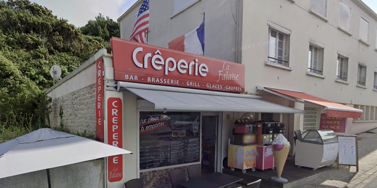 NextImg:'Utter DISGRACE!' D-Day beach cafe 'refused to serve British soldiers' as owner claims it was misunderstanding and he was 'too busy'