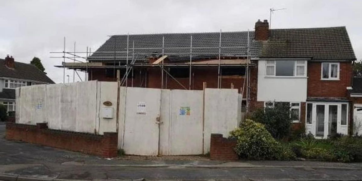 NextImg:Neighbour's home from hell finally destroyed three years after being ordered to demolish mansion