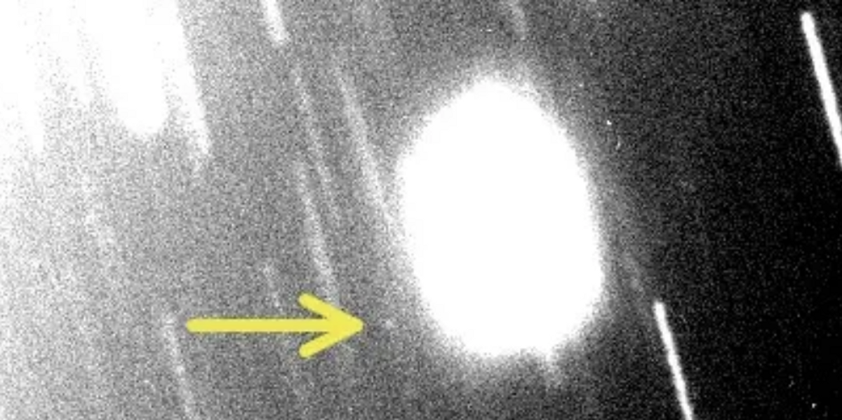 NextImg:Mystery objects seen circling Neptune and Uranus in unexplained 'loop'