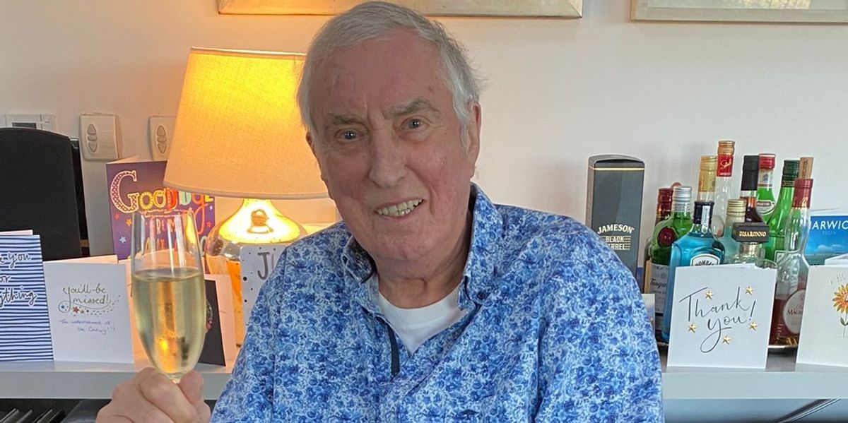 NextImg:Johnnie Walker leaves BBC Radio 2 listeners 'in tears' as he signs off final show with poignant message