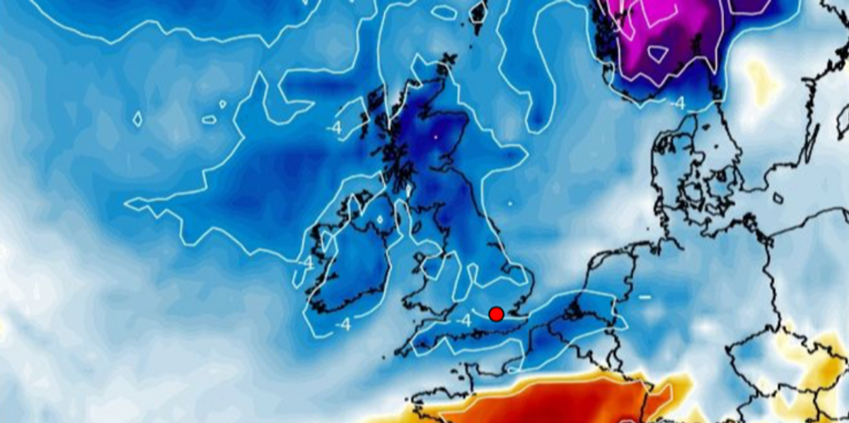 NextImg:UK snow forecast: ‘Deep laying snow’ to cover Britain amid freezing -15C Arctic plunge