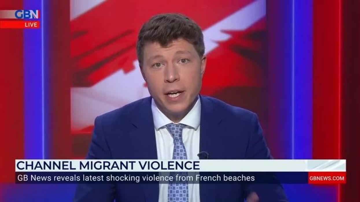 Europe migrant crisis: Three dead and 19 others rescued after dinghy smashes into rocks