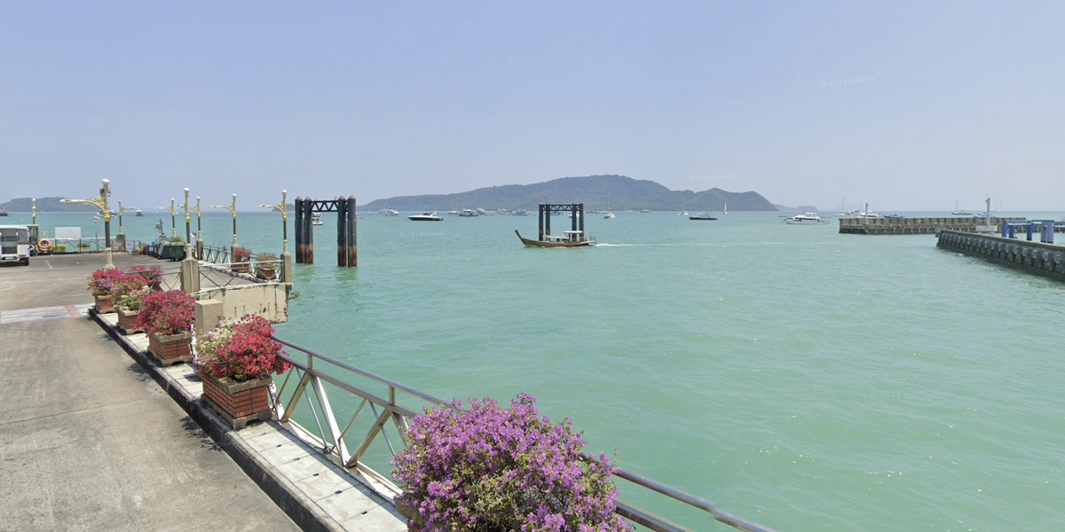 NextImg:Tourist boat carrying 38 people sinks off the coast of holiday hotspot