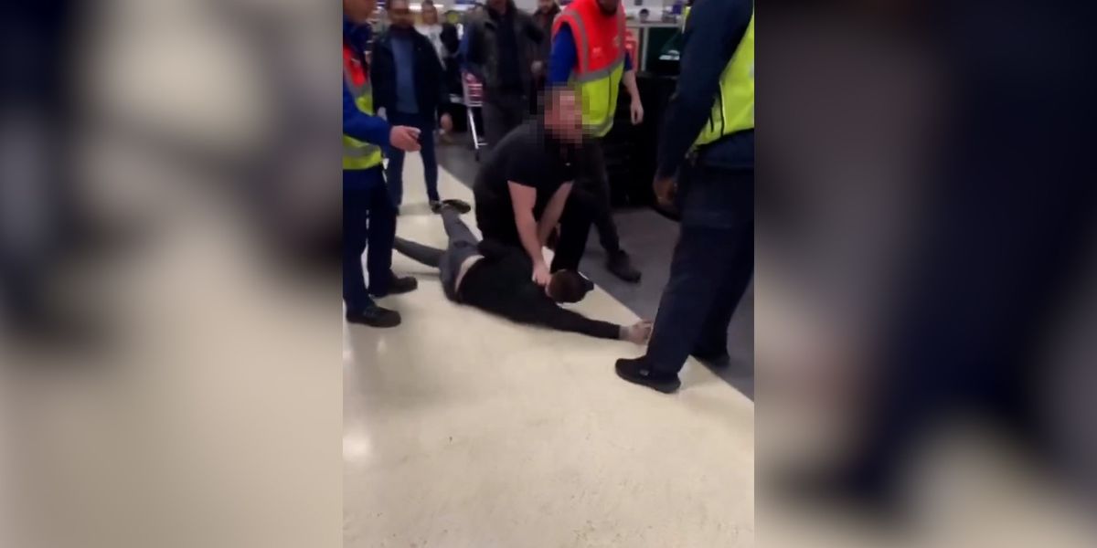 NextImg:Tesco customer forced to intervene after security guard attacked in middle of store