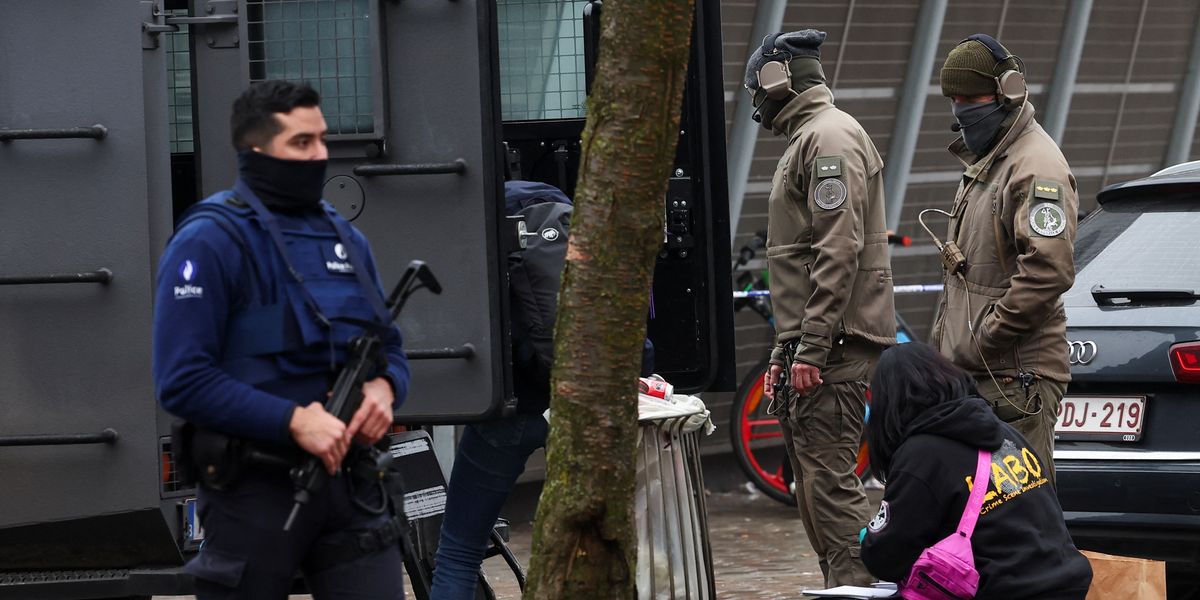 NextImg:Police spark urgent manhunt for gunmen in Brussels metro stations after shooting