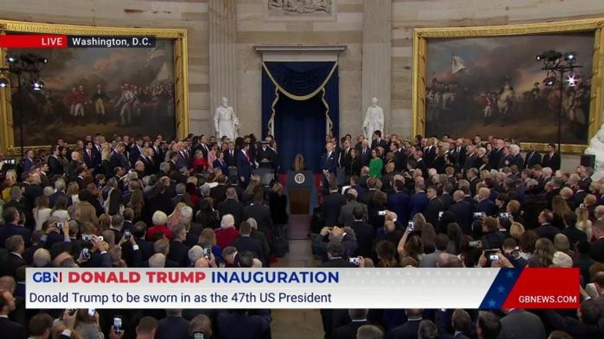 Melania Trump fails to kiss Donald Trump in awkward inauguration moment