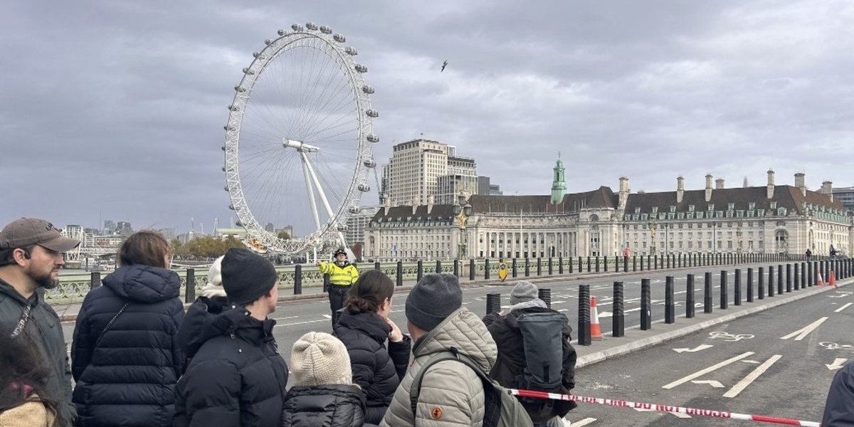 NextImg:London stabbing: Man fighting for his life as police arrest three people after Westminster Bridge horror