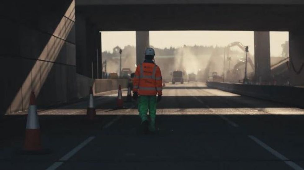 M25 traffic: Drivers face 'significant delays' after HGV spills 250 litres of fuel across busy motorway