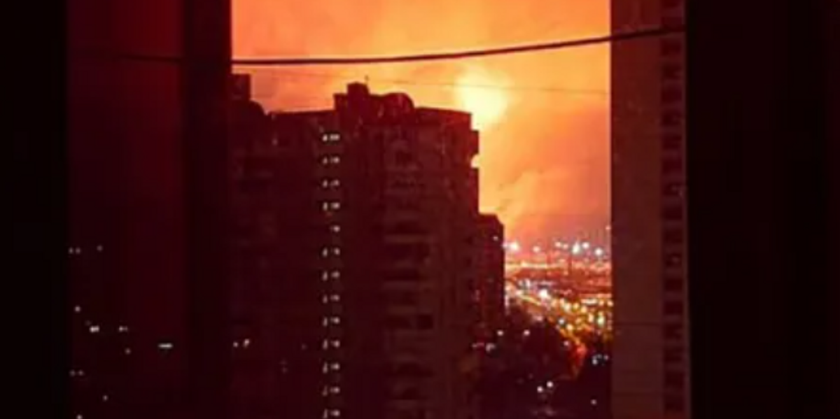 NextImg:Moscow in FLAMES as huge inferno burns through largest oil refinery in Russian capital