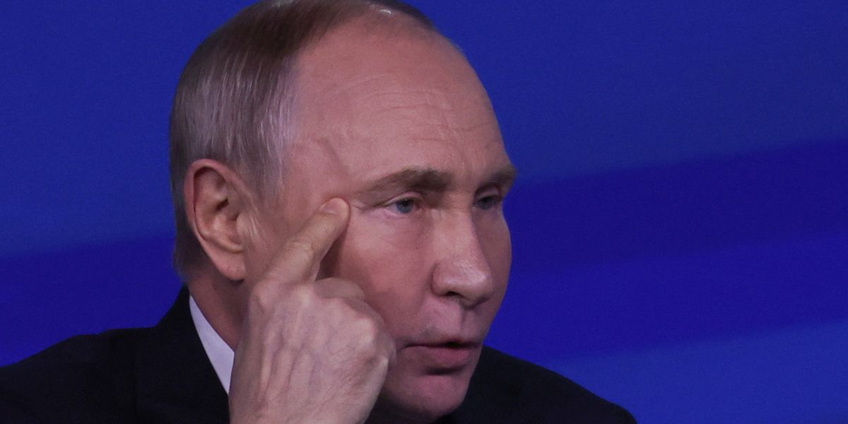 NextImg:'Turn out the lights!' Putin prepares for cyber war with 'traditional enemy' Britain after 'delaying' NHS cancer treatment
