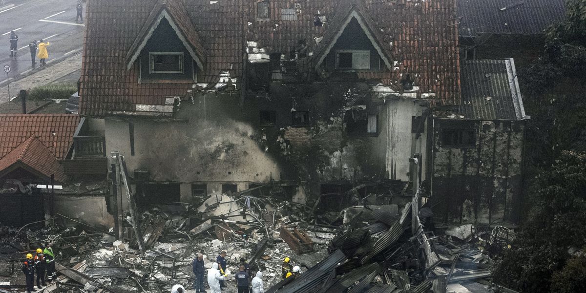 NextImg:Horror plane crash kills 10 and leaves 17 injured after aircraft plunges into Brazilian town