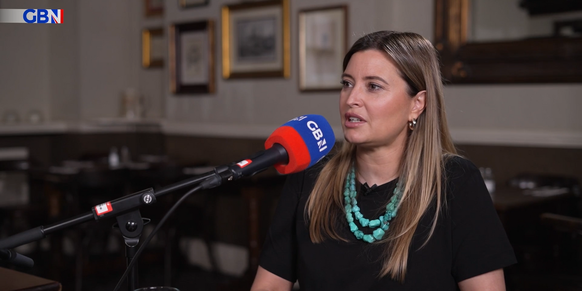 NextImg:Furious Holly Valance slams rrans lobby - 'Boys don't need to put on a dress to be interesting'