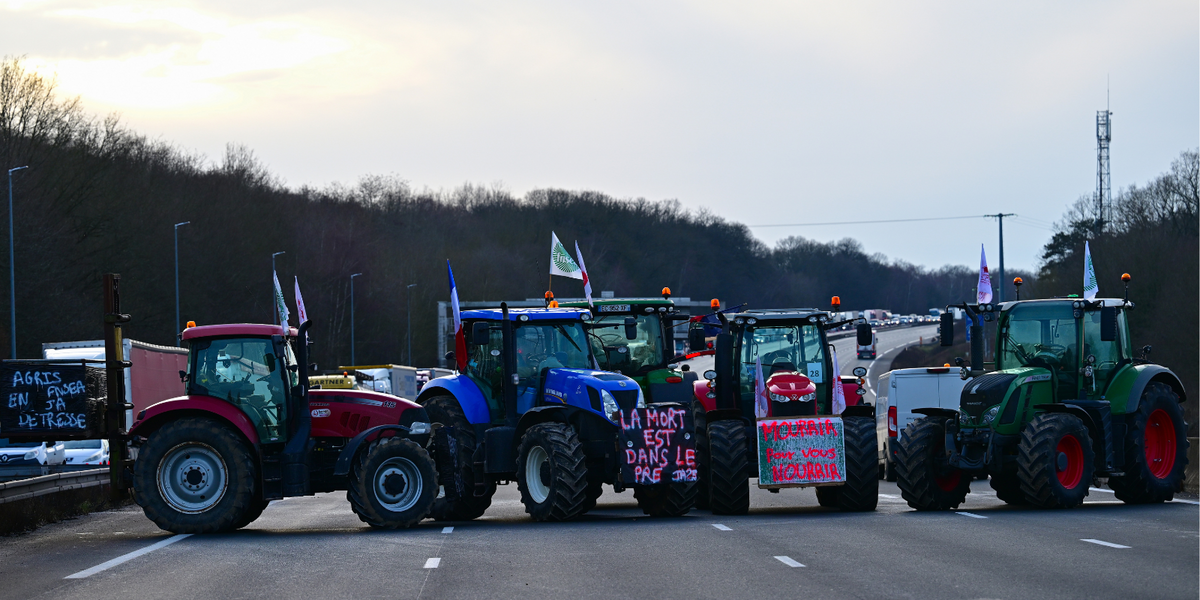 NextImg:Hundreds of furious farmers lay siege to Paris as they fully block French capital from food supplies