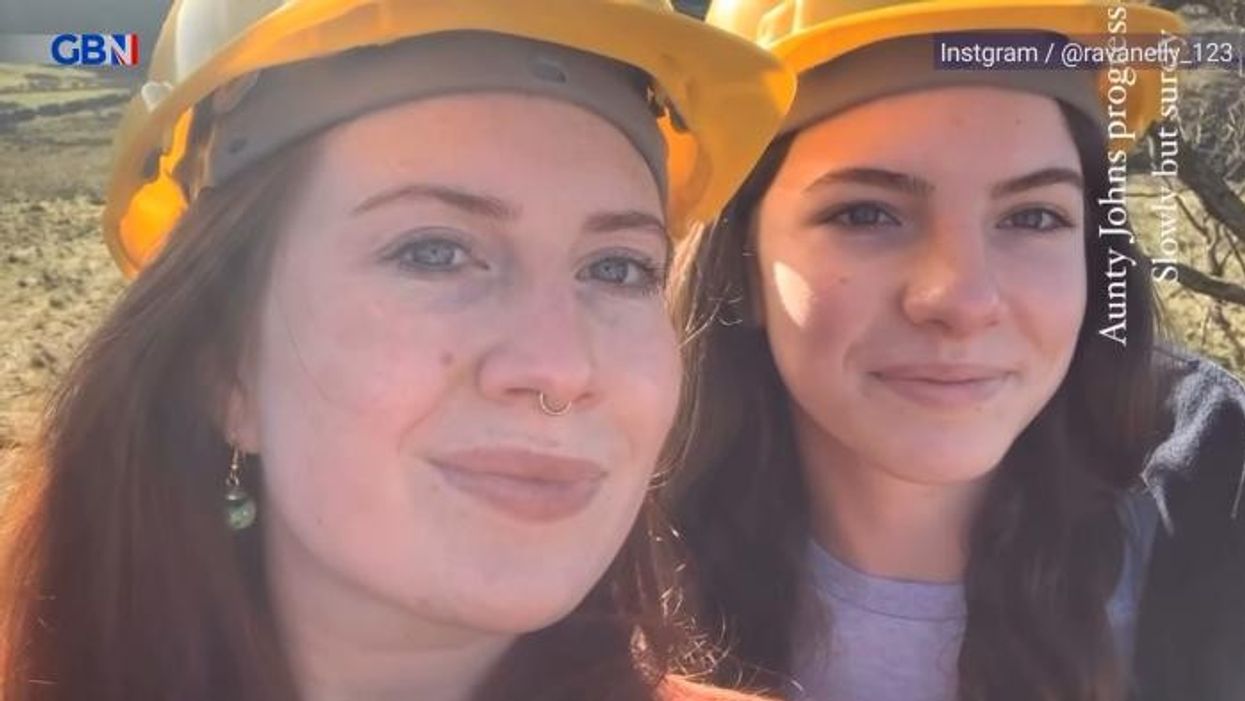 Amanda Owen fans in disbelief over distracting feature in rare snap with daughters Edith and Raven