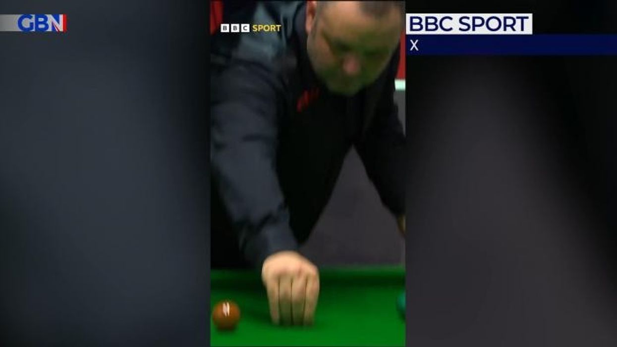 Disgusting moment Snooker star Stephen Maguire kills and EATS a fly off the table at World Championship