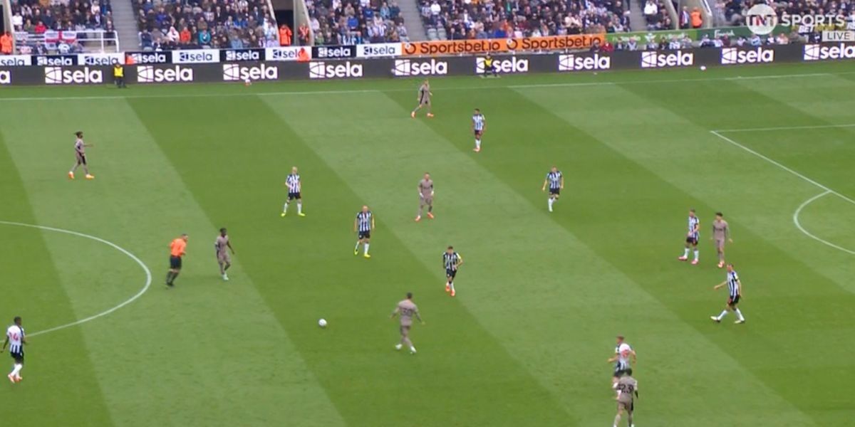 Newcastle vs Tottenham: Football fans fume at 'horrible kit clash' during match - 'Someone should be sacked'