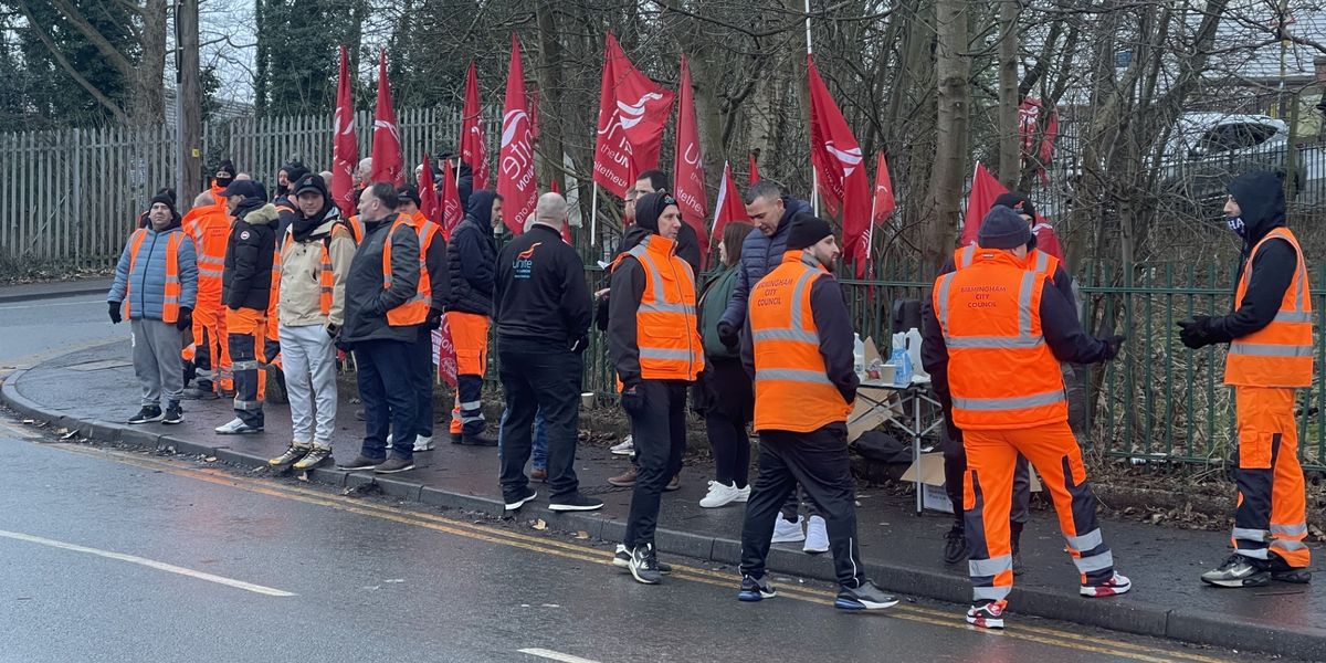 NextImg:‘Absolute outrage’ Birmingham bin workers strike for second time over planned pay cut