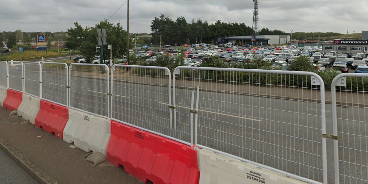 NextImg:Aldi row with housing developer leaves shoppers forced to take life into own hands to cross busy dual carriageway