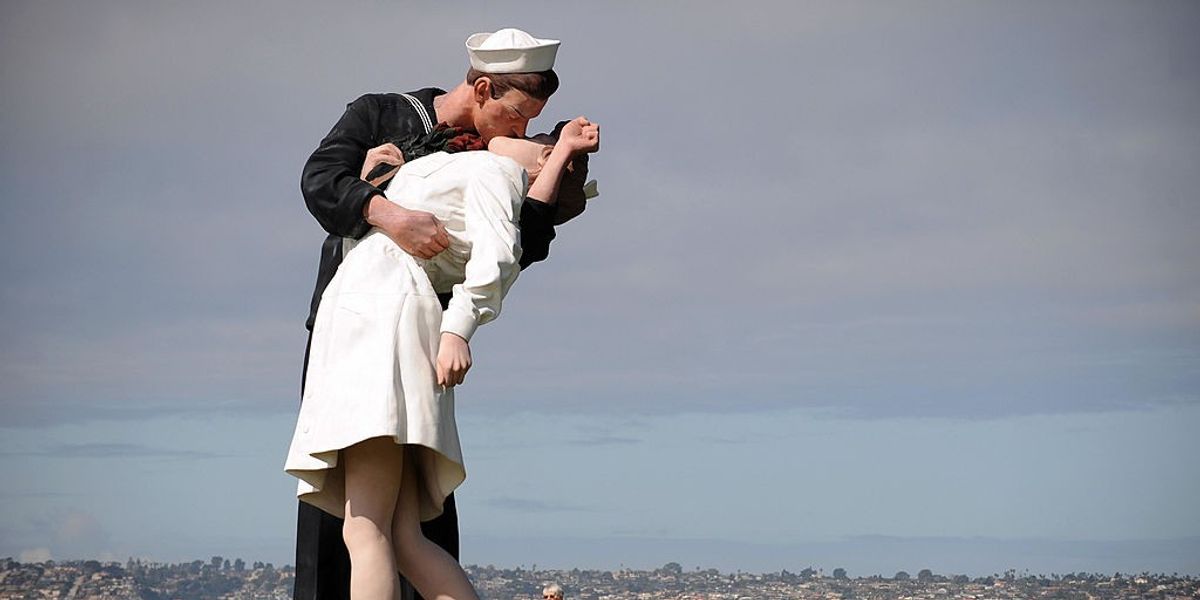NextImg:Iconic WWII kiss Times Square photo NOT banned despite 'woke' outcry