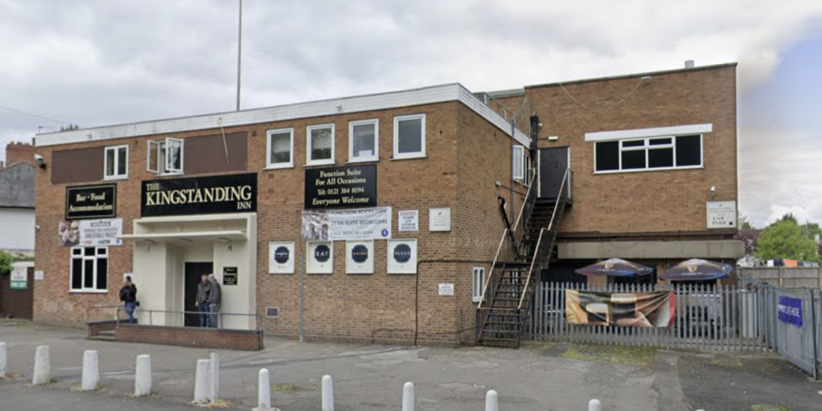 NextImg:Pub under siege by riot police as man armed with knives 'throws missiles' from roof