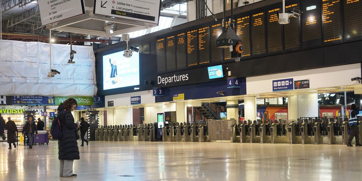 Travel chaos hits major London train station after ‘security alert’ sparks closure Travel chaos hits major London train station after ‘security alert’ sparks closure