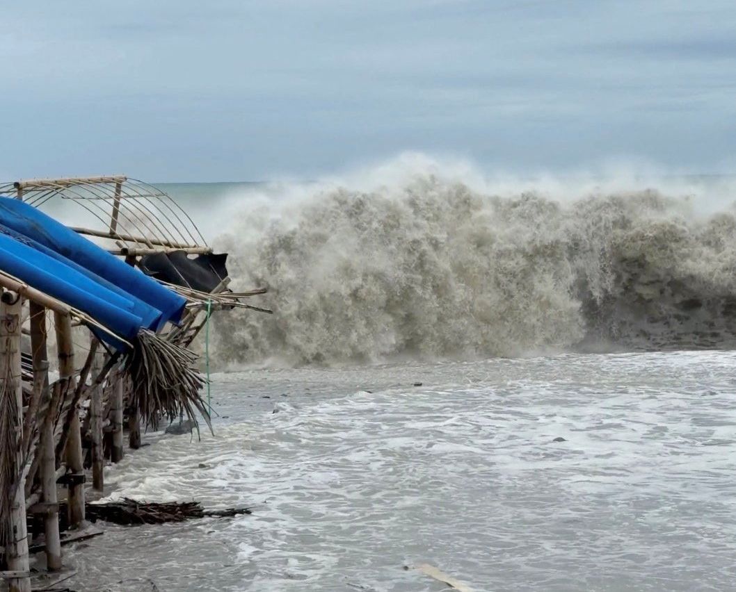 Waves batter the Philippine coastline ahead of Super Tyhoon Fung-wong