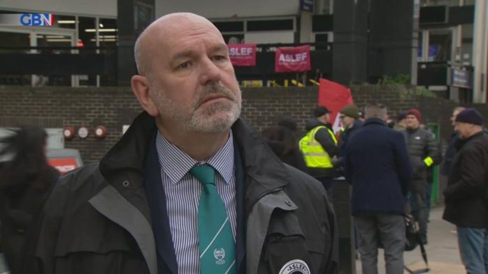 Union boss explodes at 'CORRUPT DEAL' as he blames Tories for pay dispute