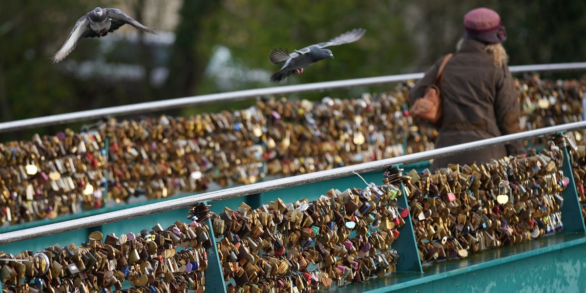 NextImg:Council to melt down thousands of 'love locks' in health and safety madness