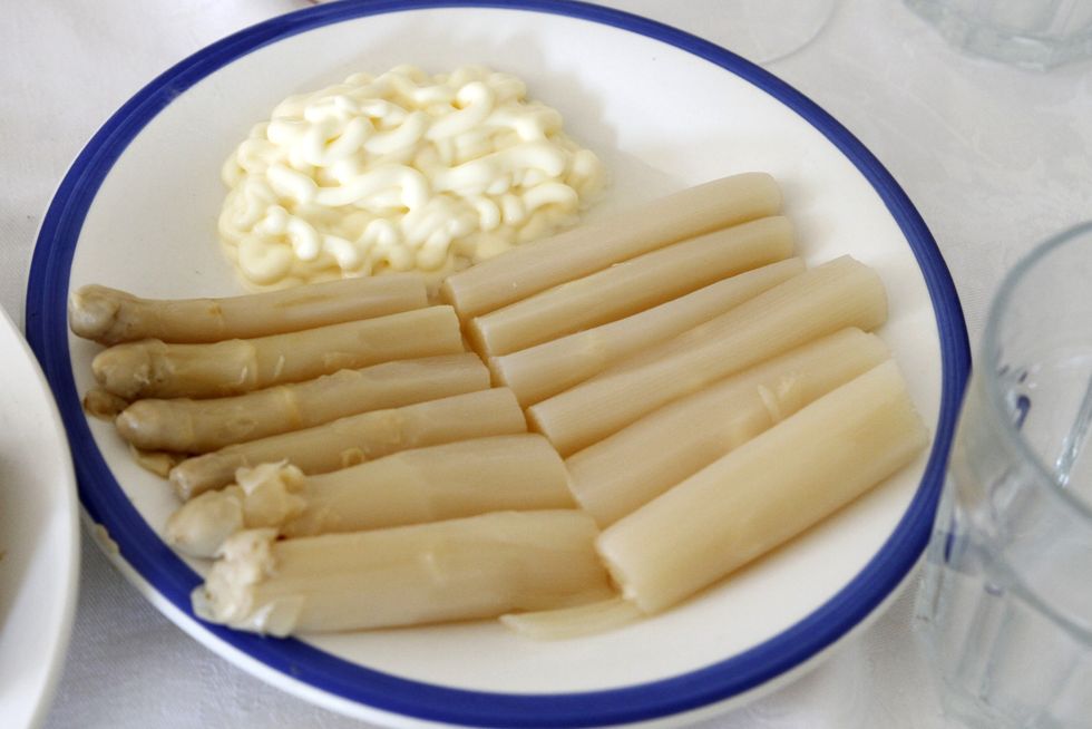 White asparagus and mayonnaise