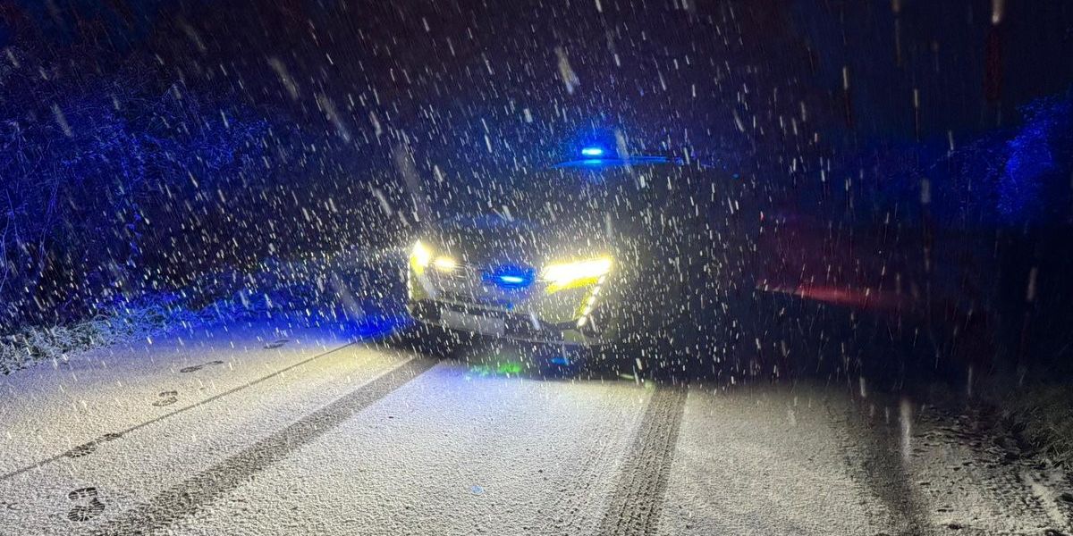 NextImg:UK snow: Travel chaos erupts as flights suspended or diverted from major UK airport due to 'heavy snow'