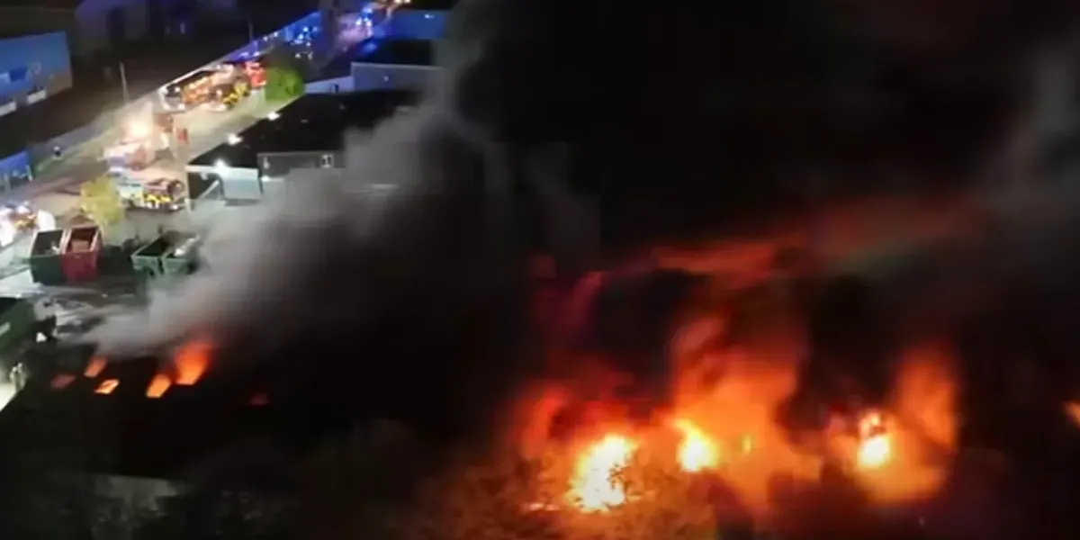 Huge blaze engulfs recycling plant as 27 engines rush in to battle inferno raging for TWO DAYS Huge blaze engulfs recycling plant as 27 engines rush in to battle inferno raging for TWO DAYS