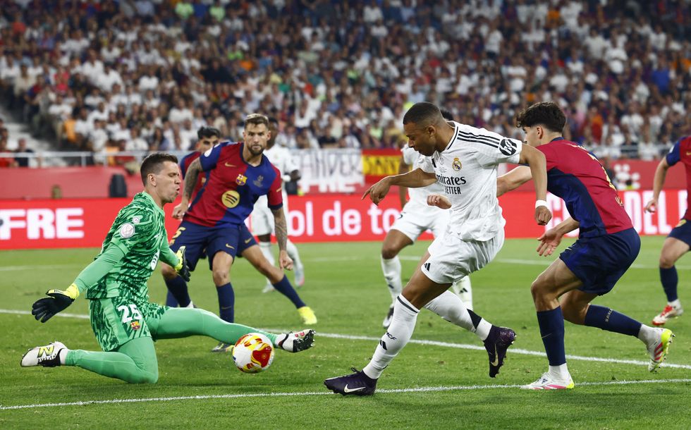 Wojciech SZCZESNY and Kylian MBAPPE
