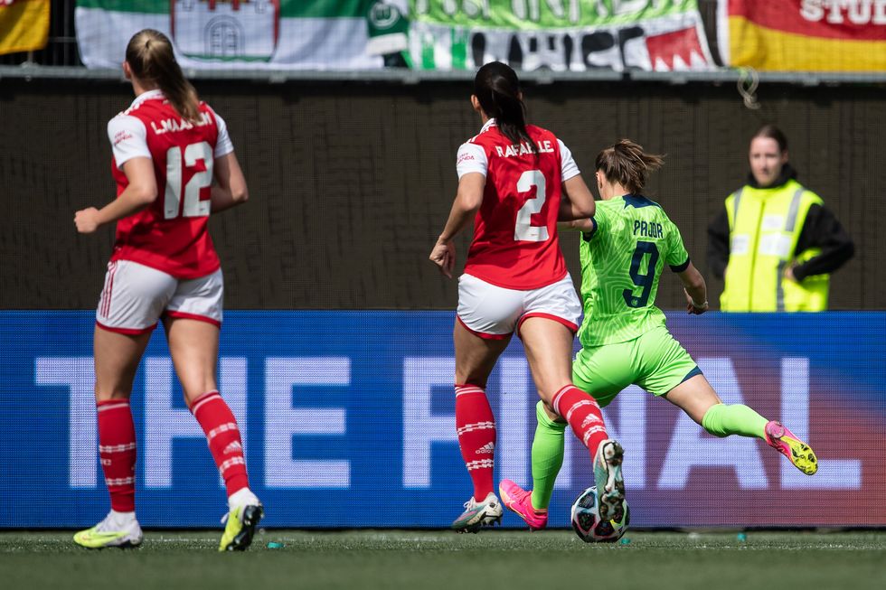 Wolfsburg's Ewa Pajor (right) scores their side's first goal of the game during the UEFA Women's Champions League semi-final first leg match