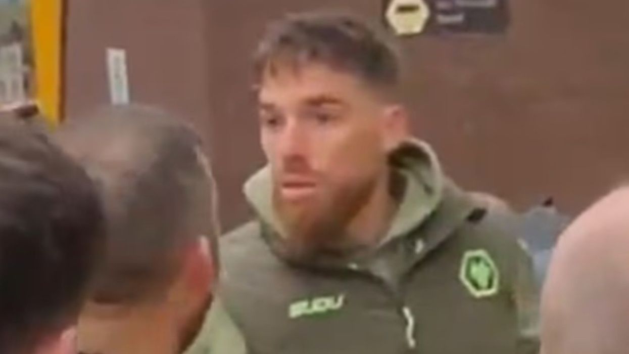 Wolves goalkeeper José Sá was seen in a tense exchange with supporters outside Molineux on Sunday evening following the club’s dramatic 3–2 defeat to Burnley — a result that left the team bottom of the Premier League table