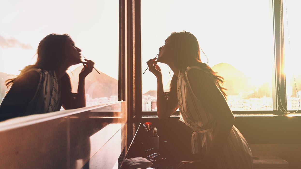 woman applying make up