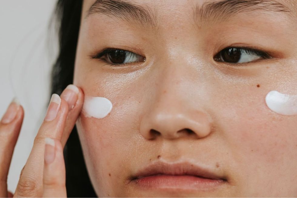 woman applying sunscreen