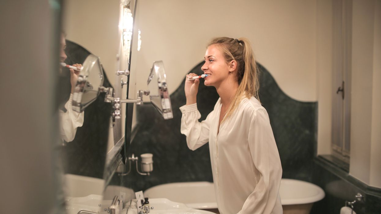 Woman cleaning her teeth