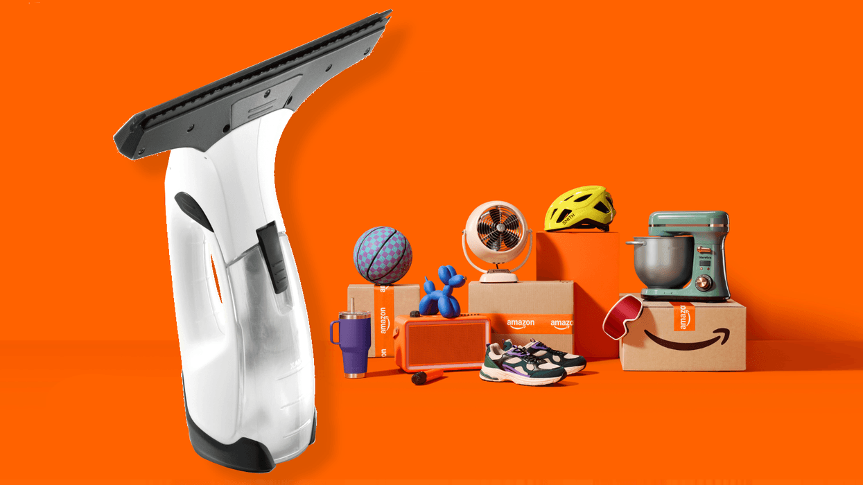 Woman cleaning window with the Kärcher Window Vac WV5