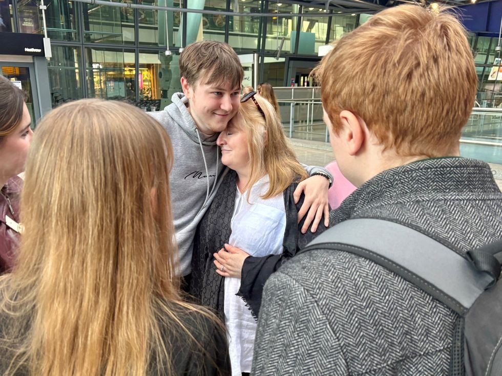 O filho cumprimentou a mulher após o voo de evacuação