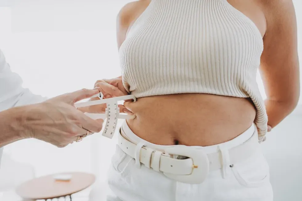 woman having fat percentage measurement