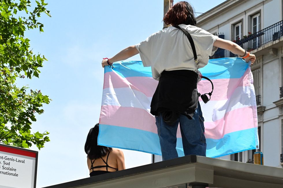 Uma mulher segurando uma bandeira de transe