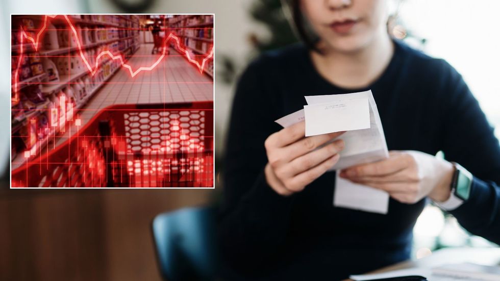 عورت رسید دیکھ رہی ہے۔